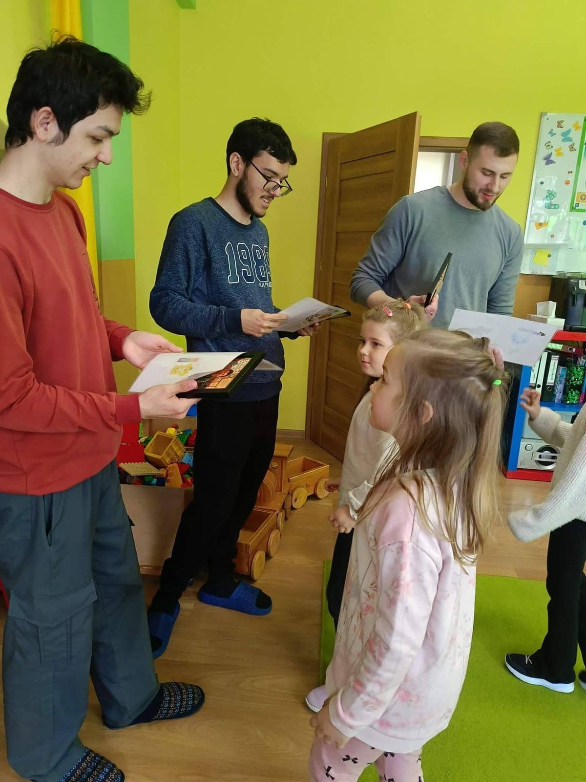 Two exchange participants reading thank-you cards from young children
